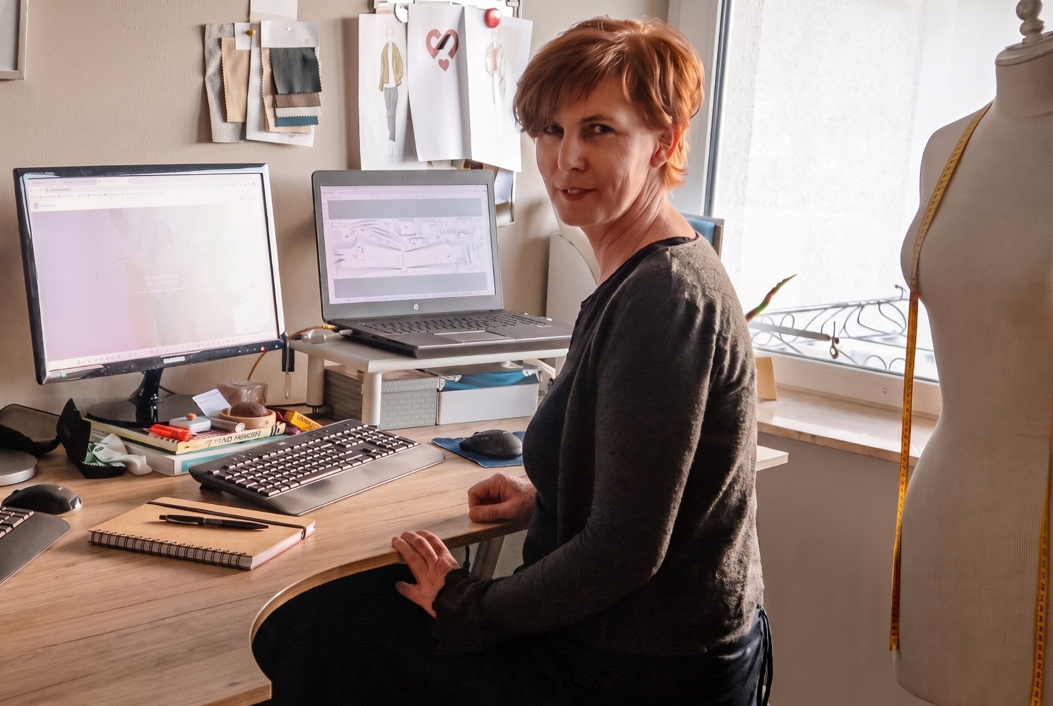 Anke Nellen, Schneidermeisterin und Schnitttechnikerin an ihrem Arbeitsplatz
